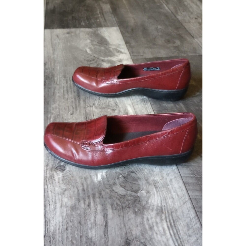 Clarks Bendables Women's 8.5M Red Leather Loafer With Alligator Embossed Texture